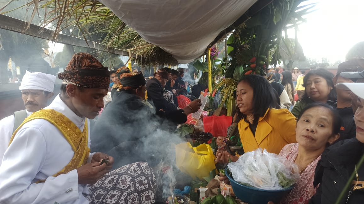 Dukun Pandita saat memberikan doa restu bagi Umat Hindu Tengger saat mempersembahkan hasil bumi sebelum dilarung di Kawah Bromo
