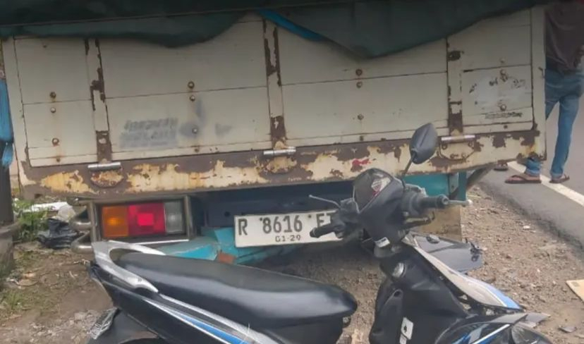 Tiga Siswa SMP Tewas Tabrak Truk Parkir di Jalan Raya Kletek, Sidoarjo