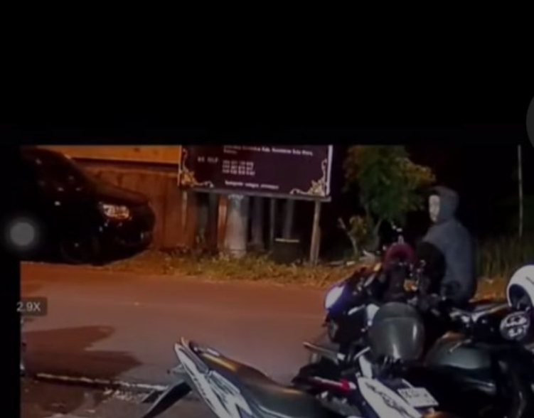 Aksi pencurian helm terekam kamera CCTV