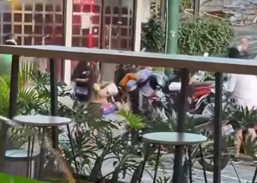Aksi Rombongan Pengemis Todong Turis Asing di Pererenan