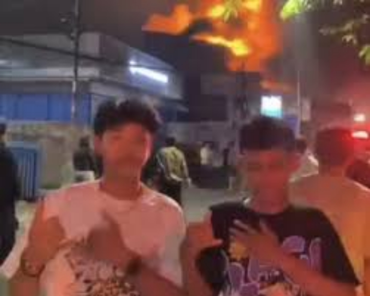 Aksi dua remaja pria adik joget Tiktok saat terjadi kebakaran