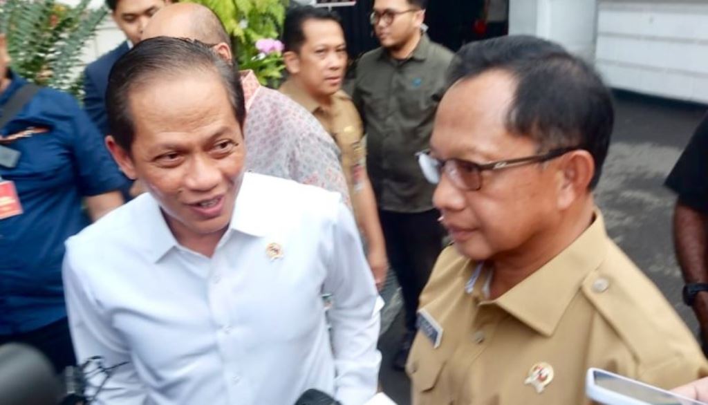 Menteri Lingkungan Hidup (LH) Hanif Faisol Nurofiq (kiri) menjawab pertanyaan wartawan saat ditemui di Istana Kepresidenan RI, Jakarta, Selasa (10/6/2025). ANTARA/Andi Firdaus.