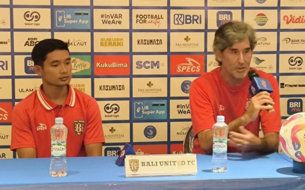 Arsip foto - Gelandang Bali United Kadek Agung (kiri) bersama eks pelatih kepala Bali United Stefano Cugurra di Stadion Dipta, Kabupaten Gianyar, Bali, Sabtu (2/11/2024) ANTARA/HO-Bali United