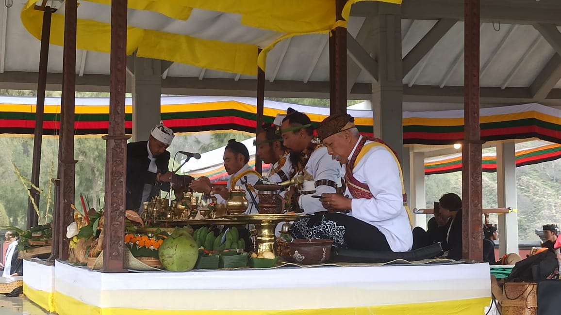 Empat Dukun Pandita memimpin Pujawali di Pura Luhur Poten Bromo, Desa Ngadisari, Probolinggo pada Selasa (10/6)