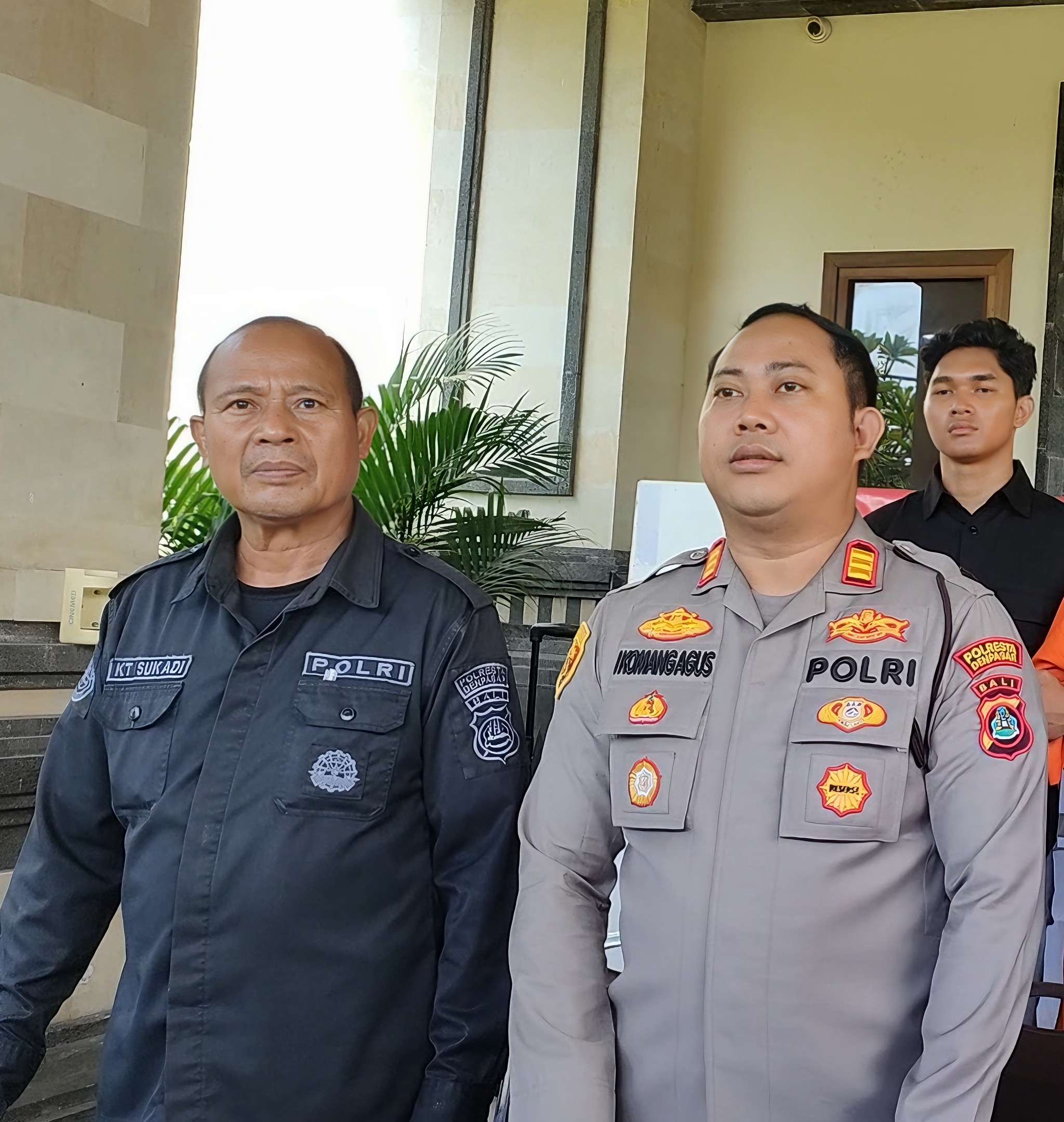 Kapolsek Kuta Selatan AKP I Komang Agus Dharmayana dan Kasi Humas Polresta Denpasar AKP I Ketut Sukadi saat jelaskan kondisi tahanan bernama UA. (Bali Express/Istimewa)