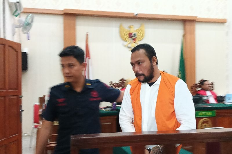Jaksa menggiring terdakwa Bastomi Prasetiawan usai menjalani sidang pembuktian di Pengadilan Negeri Denpasar, Bali, Selasa (10/6/2025). ANTARA/Rolandus Nampu