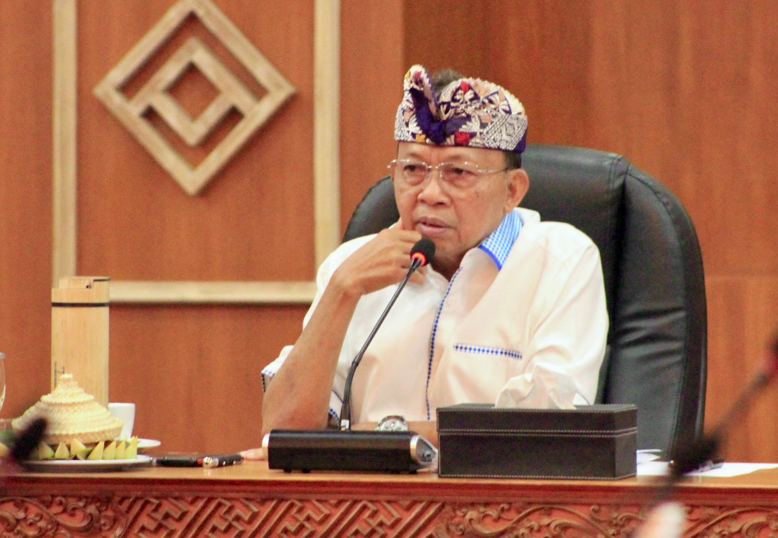 Wayan Koster minta penertiban plastic sekali pakai di pasar tradisional diperketat