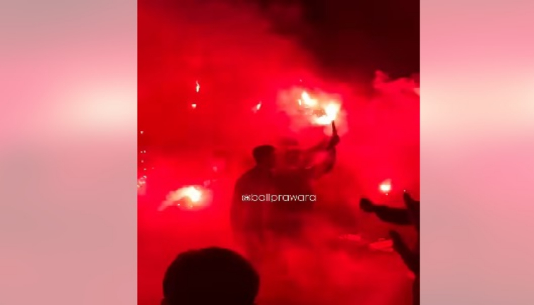 Momen Ultras Garuda Bali tetap semangat beri dukungan meski Timnas Indonesia kalah dibantai Jepang