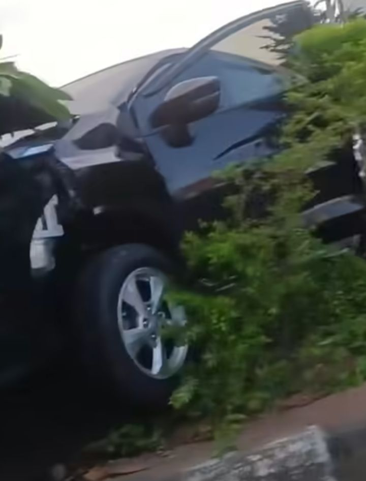 Kecelakaan di Perempatan Imam Bonjol&ndash;Sunset Road, Mobil Tersangkut ke Trotoar dan Tabrak Tanaman
