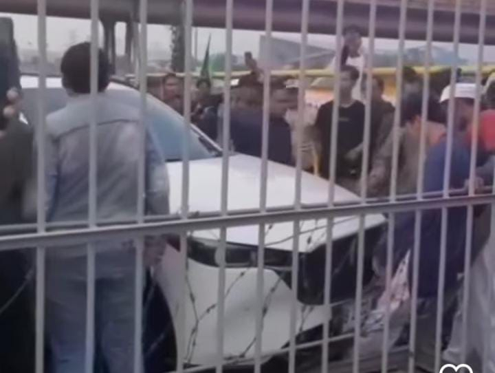 Beredar video saat seorang buruh ditabrak oleh mobil yang diduga dikendarai anggota DPRD Cilegon