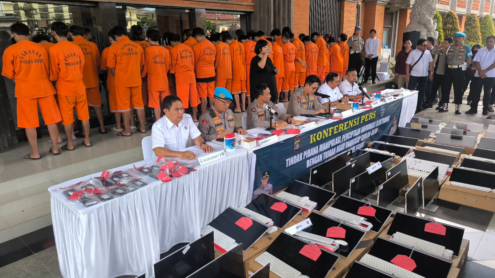 38 pelaku bagian dari sindikat Love Scam yang beroperasi di Pulau Dewata dihadirkan di Polda Bali. (Bali Express/Agung Bayu)