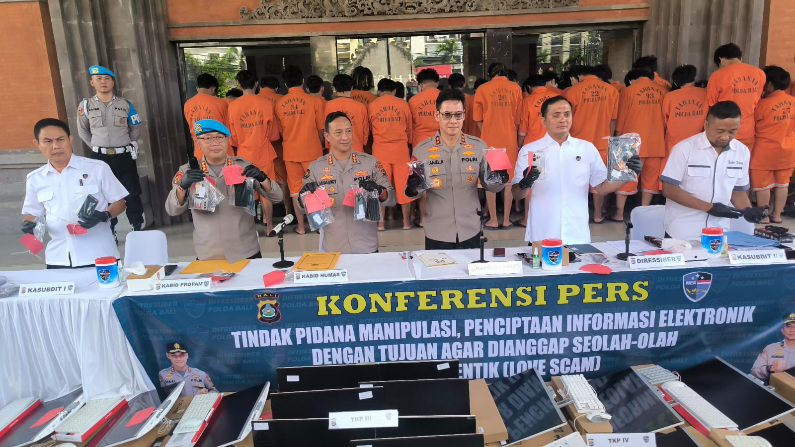 Polda Bali membeberkan 38 pelaku bagian dari sindikat Love Scam yang beroperasi di Pulau Dewata. (Bali Express/Agung Bayu)