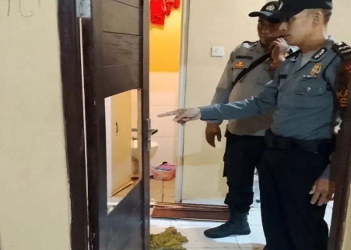 RIBUT : Polisi saat melakukan pengecekan ke lokasi.