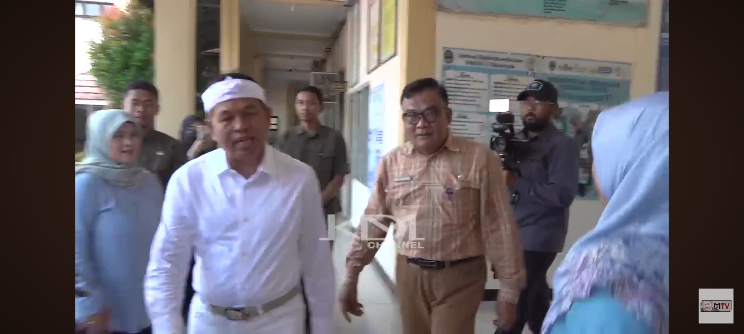 SIDAK: Gubernur Jawa Barat Dedi Mulyadi (KDM) melakukan inspeksi mendadak (Sidak) ke SMA Negeri 1 Cikampek.
