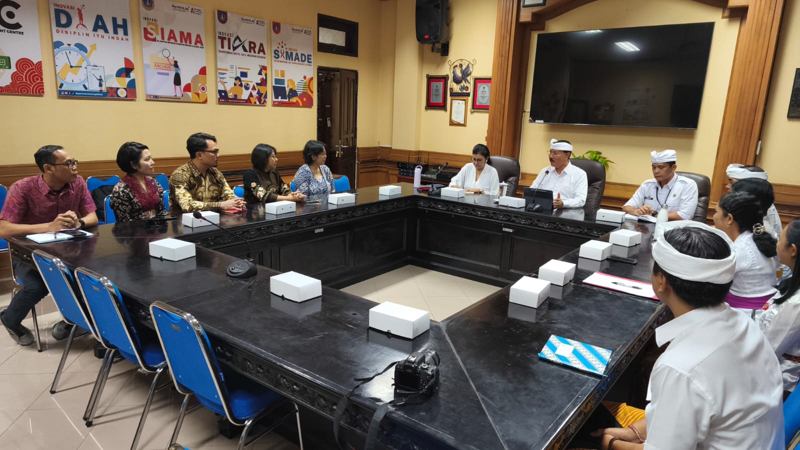 Disperinaker Badung saat bertemu dengan pihak Coca Cola terkait pembasahan PHK  dan memastikan hak karyawan terpenuhi.