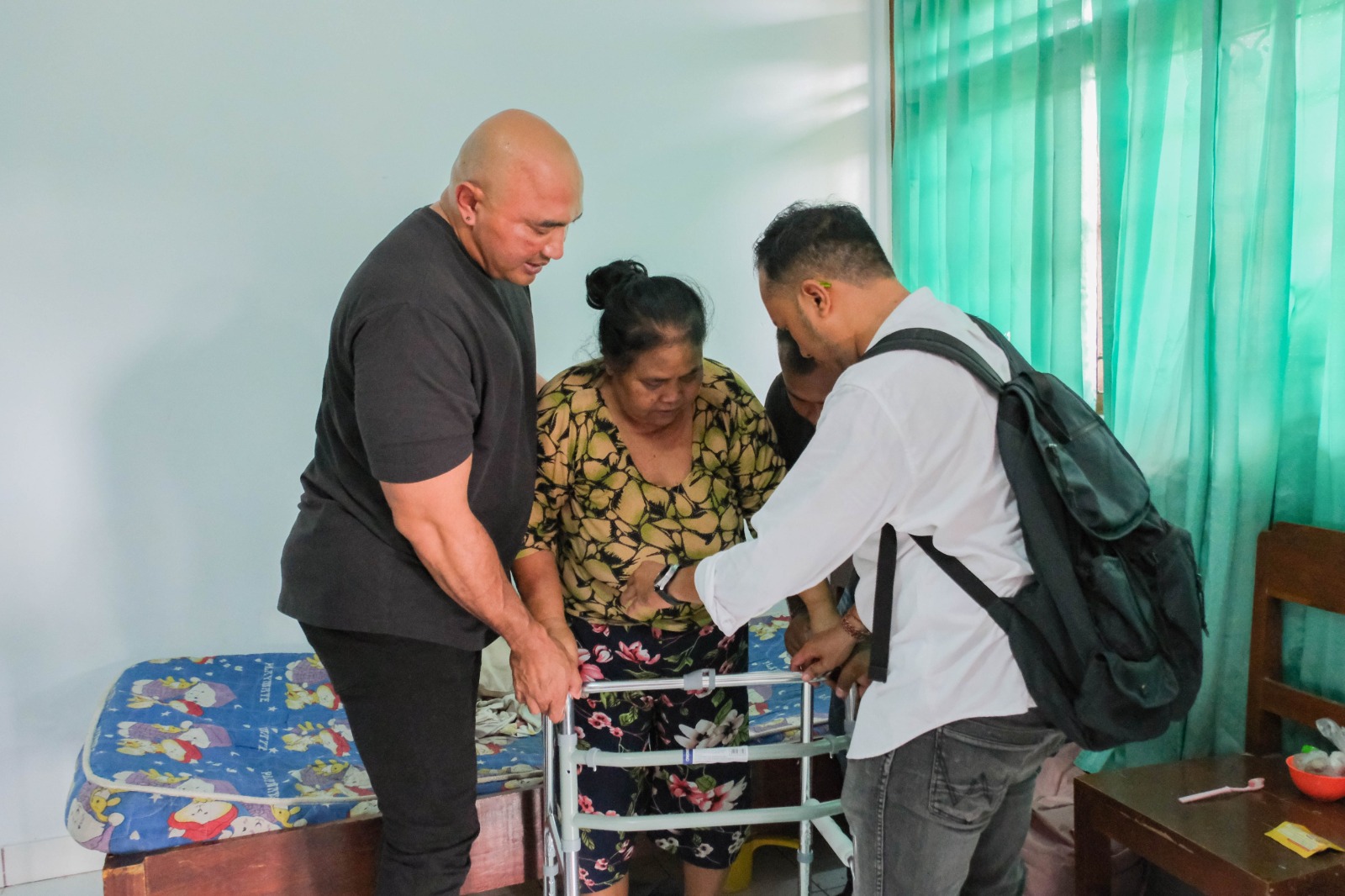 De Gadjah saat mendatangi pengungsi kanorayang asal Nusa Penida, Klungkung.