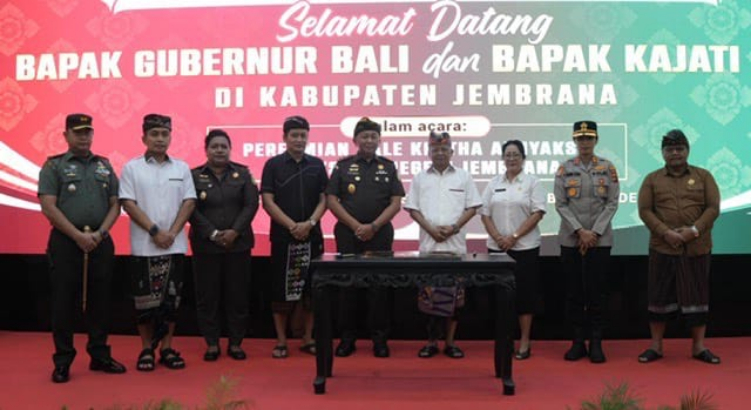 Kepala Kejaksaan Tinggi Bali Ketut Sumedana melakukan pemukulan gong sebagai tanda peresmian Bale Kertha Adhyaksa Kejaksaan Negeri Jembrana, Rabu (11/6).