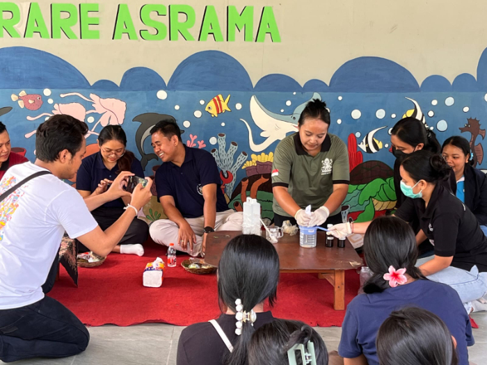 Fakultas Farmasi Universitas Mahasaraswati, yang diketuai oleh Ni Made&nbsp;Sukma Sanjiwani, S.Si., M.Si edukasi masyarakat banjar Abasan untuk membuat minyak jahe.