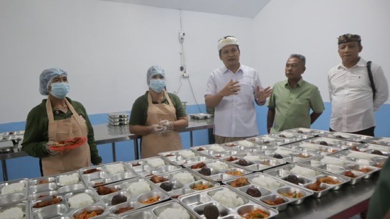 Bupati Jembrana I Made Kembang Hartawan (tengah) meresmikan Satuan Pelayanan Pemenuhan Gizi (SPPG) Selasa (10/6/2025).