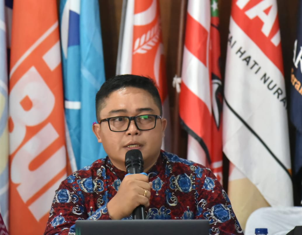 KETUA : Ketua Komite SMPN 6 Denpasar, Dr. I Made Adi Widnyana, .S.Farm.,Apt,SH.,M.H.
