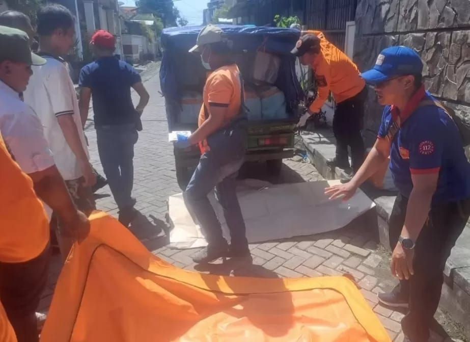 Petugas saat mengevakuasi jenazah kakek yang ditemukan meninggal dunia di Jalan Lebak Permai, Surabaya, saat hendak mengangkut barang.