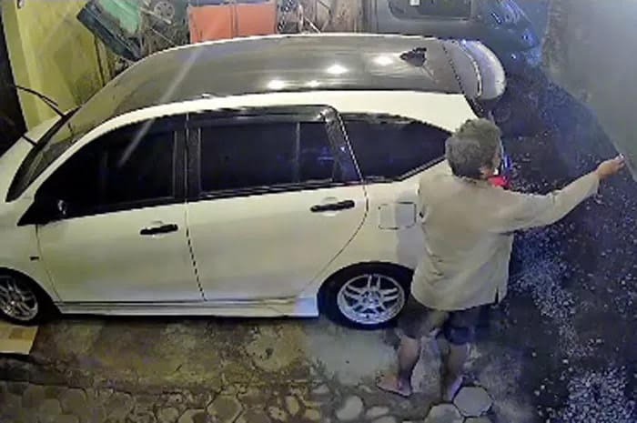 DIBAKAR: ODGJ menyalakan korek api ke tirai di salah satu rumah warga Batangan.