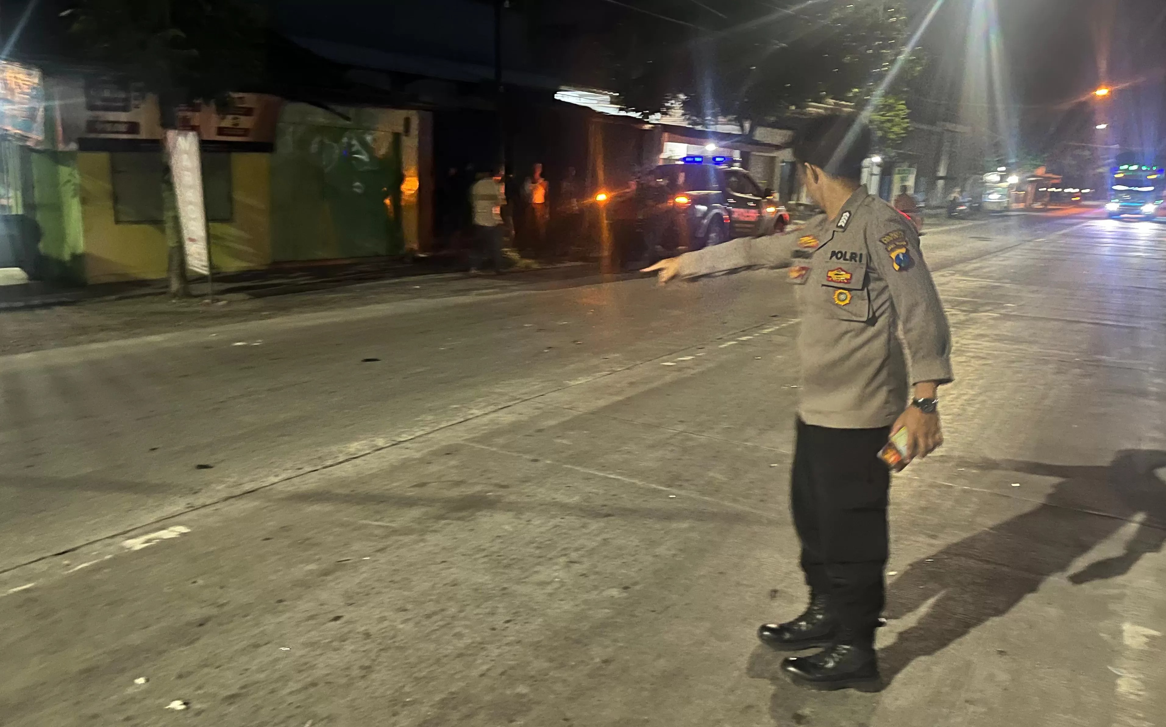 OLAH TKP : Polisi olah TKP di Jalan Raya Bulang, Prambon, Sidoarjo. Pengendara motor asal Pasuruan adu banteng di lokasi.
