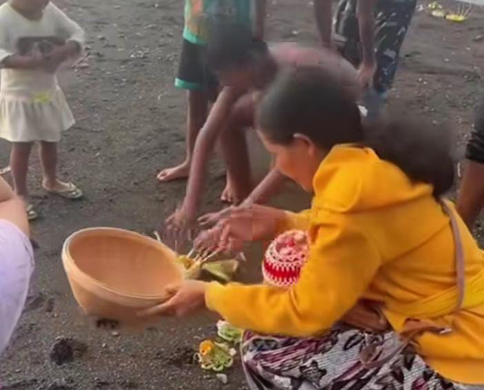 Beredar sebuah video anak-anak serbu sesari saat ibu-ibu masih bersembahyang
