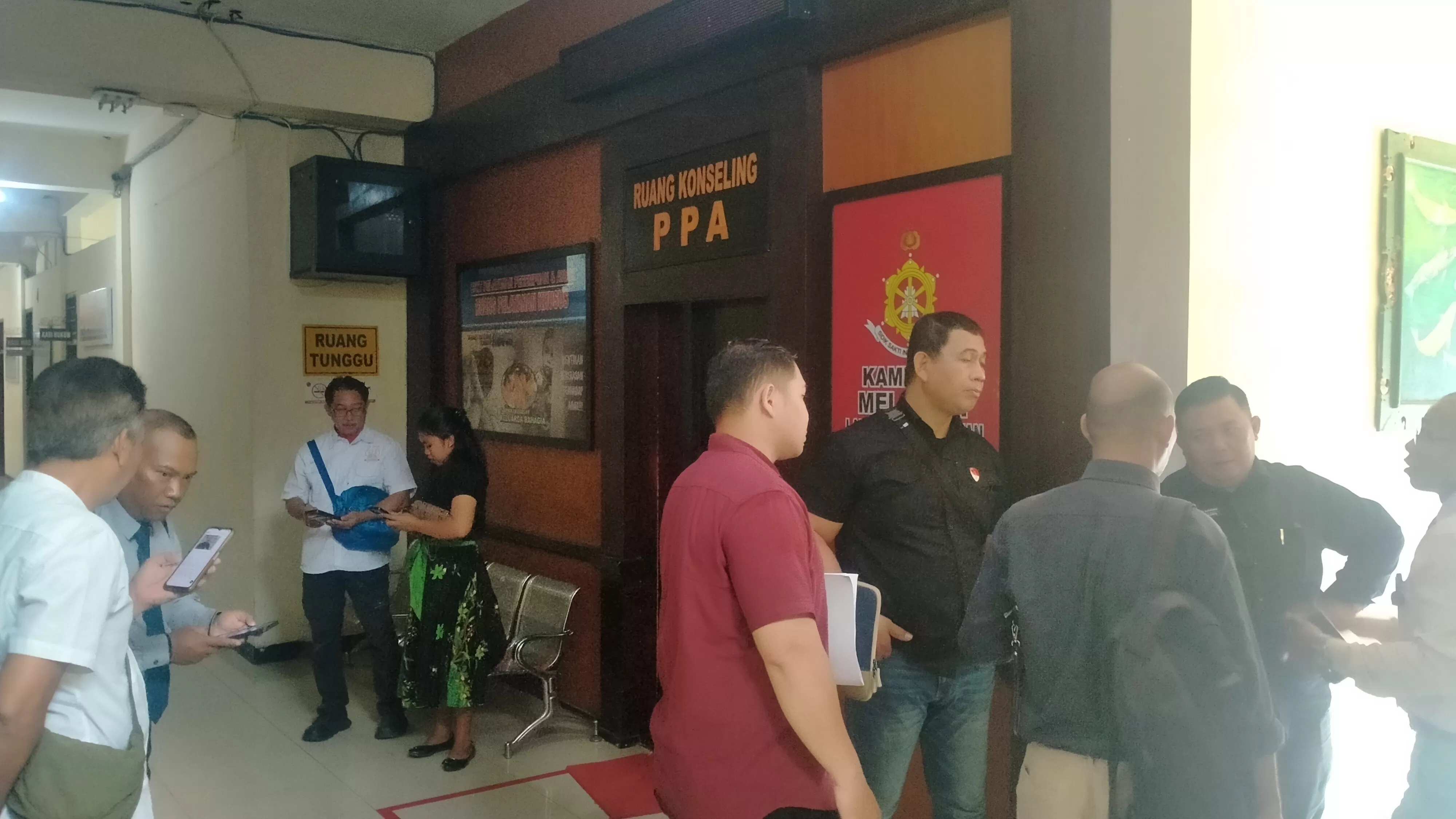 DAMPAK JUDOL: Tim pengacara melapor ke Polres Tabanan. Seorang wanita menjadi korban KDRT gara-gara suaminya doyan judol. (Juliadi/Radar Bali)