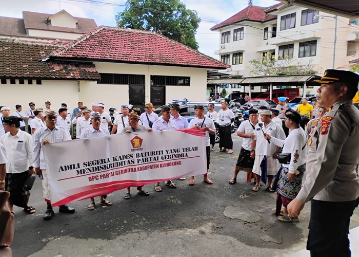 LAPOR : Para kader dan simpatisan Gerindra Klungkung saat mendatangi Polres Klungkung, Jumat (13/6/2025).