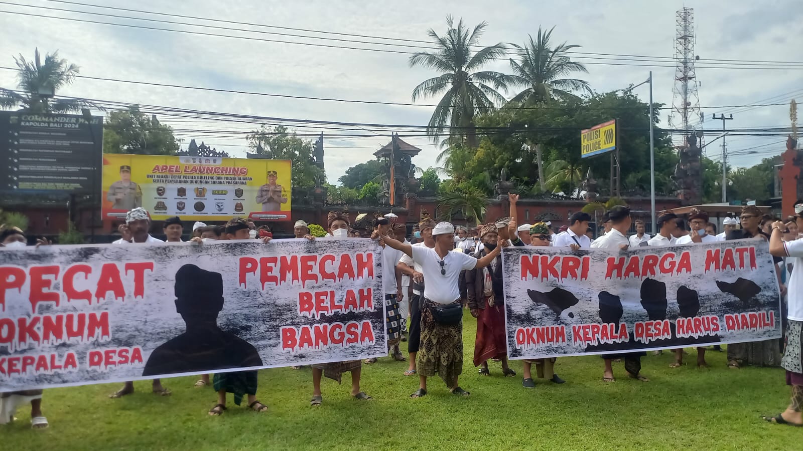 Kader dan simpatisan Partai Gerindra Buleleng laporkan oknum kepala desa Baturiti ke Polres Buleleng.