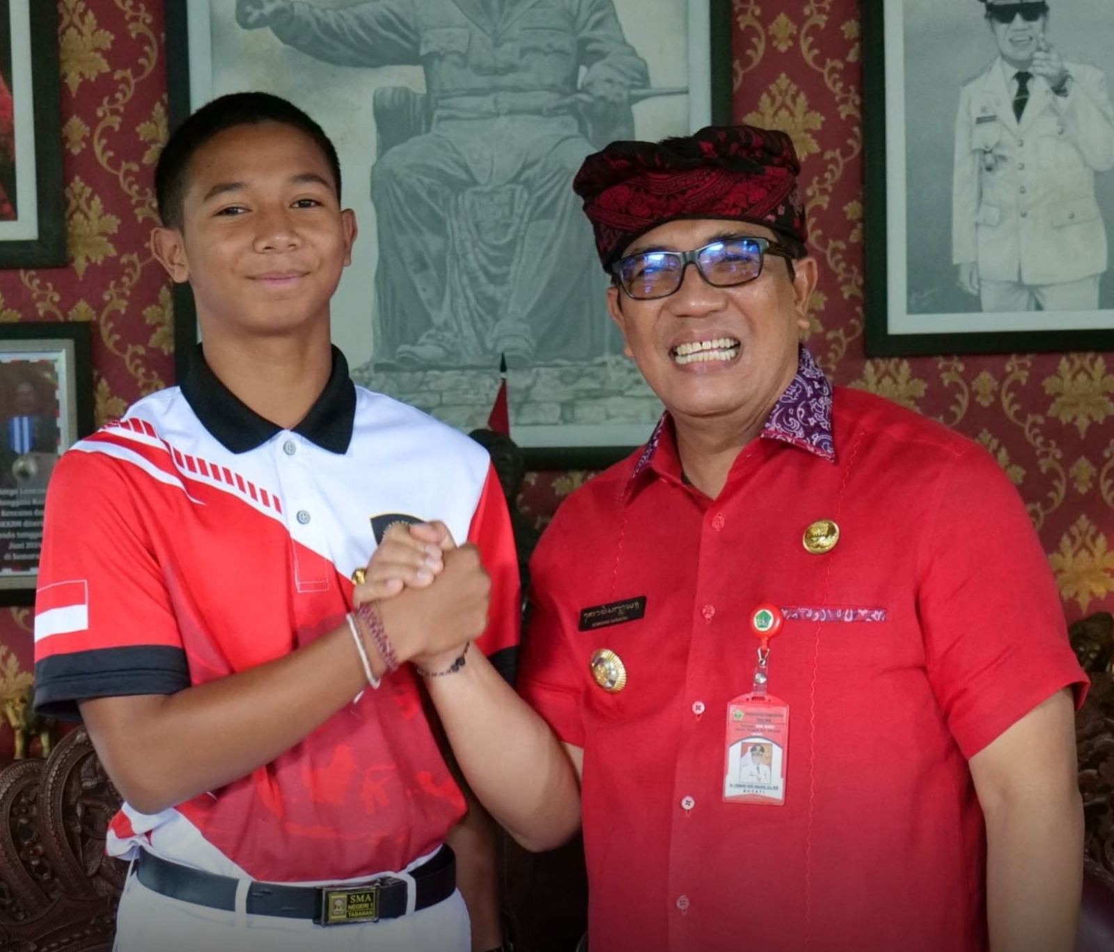 I Made Wahyu Chandra Astika (kiri) ketika bersama dengan Bupati Tabanan, Komang gede Sanjaya.
