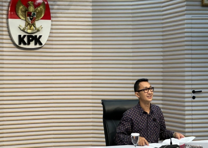 Juru Bicara Komisi Pemberantasan Korupsi Budi Prasetyo saat memberikan keterangan di Gedung Merah Putih KPK, Jakarta, Jumat (13/6/2025).