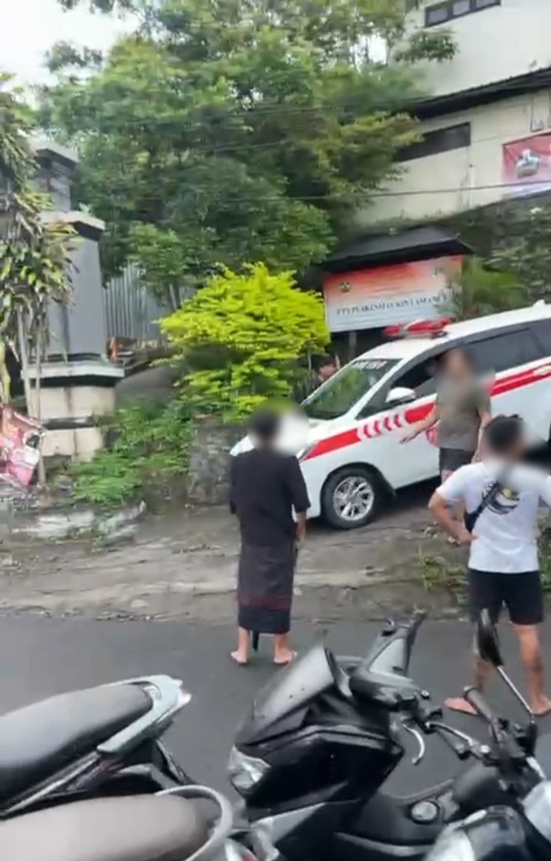 Tangkapan layar Ambulance membawa korban kericuhan di arena tajen di Kintamani. (Bali Express/Istimewa)