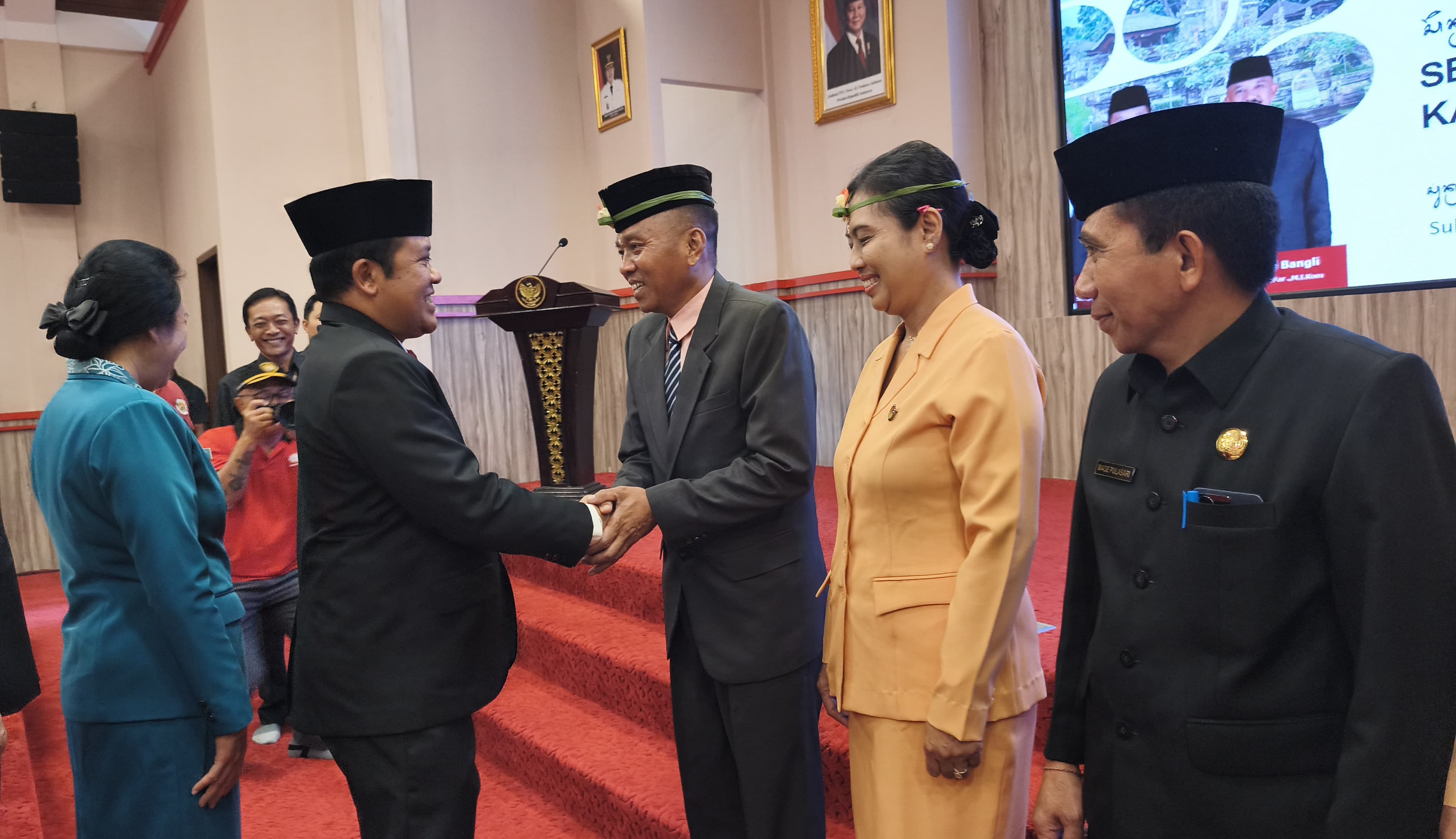 Bupati Bangli Sang Nyoman Sedana Arta (kiri) memberikan selamat kepada Sekda Bangli I Dewa Bagus Riana Putra usai pelantikan Jumat (13/6/2025).