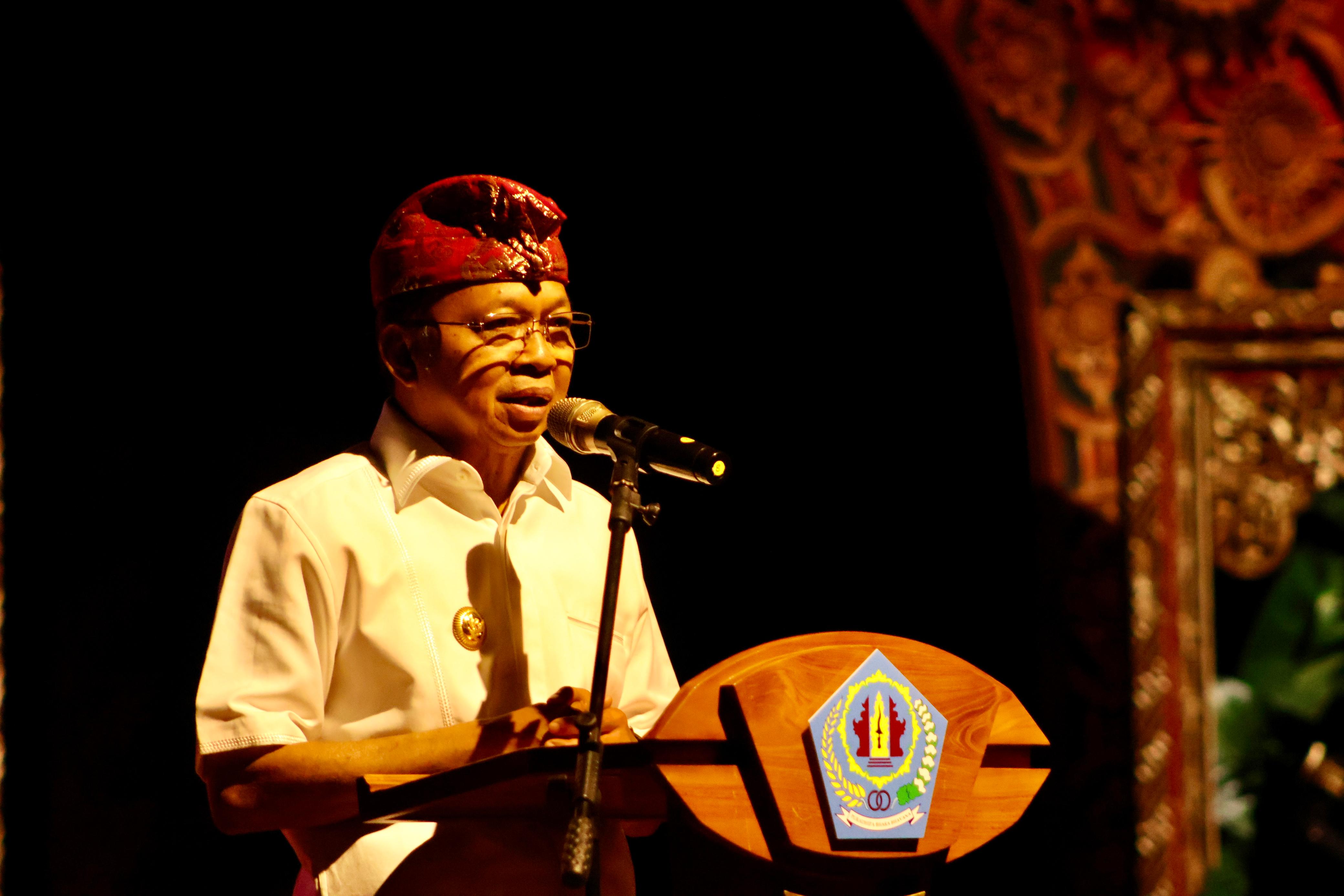 RESMIKAN: Gubernur Bali Wayan Koster bersama Kepala Kejaksaan Tinggi (Kejati) Bali, Dr. Ketut Sumedana, meresmikan Bale Kertha Adhyaksa yang ditandai dengan pemukulan kulkul di Gedung DNA