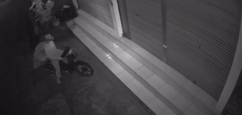 BUANG SAMPAH: Tangkapan layar seorang pria membuang sampah ke got di depan toko di Kerobokan menuai kecaman warganet