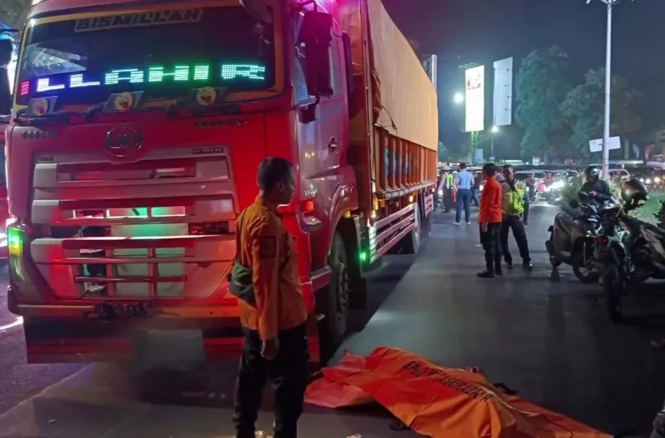 Polisi mengamankan lokasi kecelakaan yang menewaskan seorang tukang becak yang tertabrak truk. (ISTIMEWA)