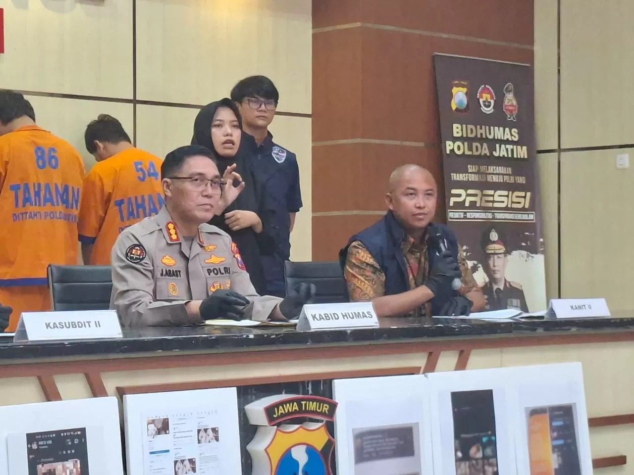 SINDIKAT PORNOGRAFI : Polisi memberikan keterangan terkait pengungkapan kasus penjualan konten pornografi anak yang dilakukan tersangka ASF warga Bangka Balitung di Mapolda Jatim.