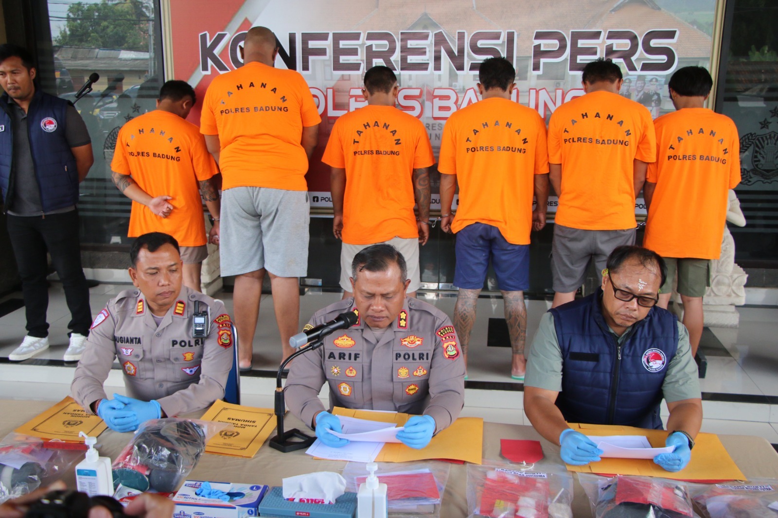 TERSANGKA: Para tersangka narkoba diamankan oleh Polres Badung.