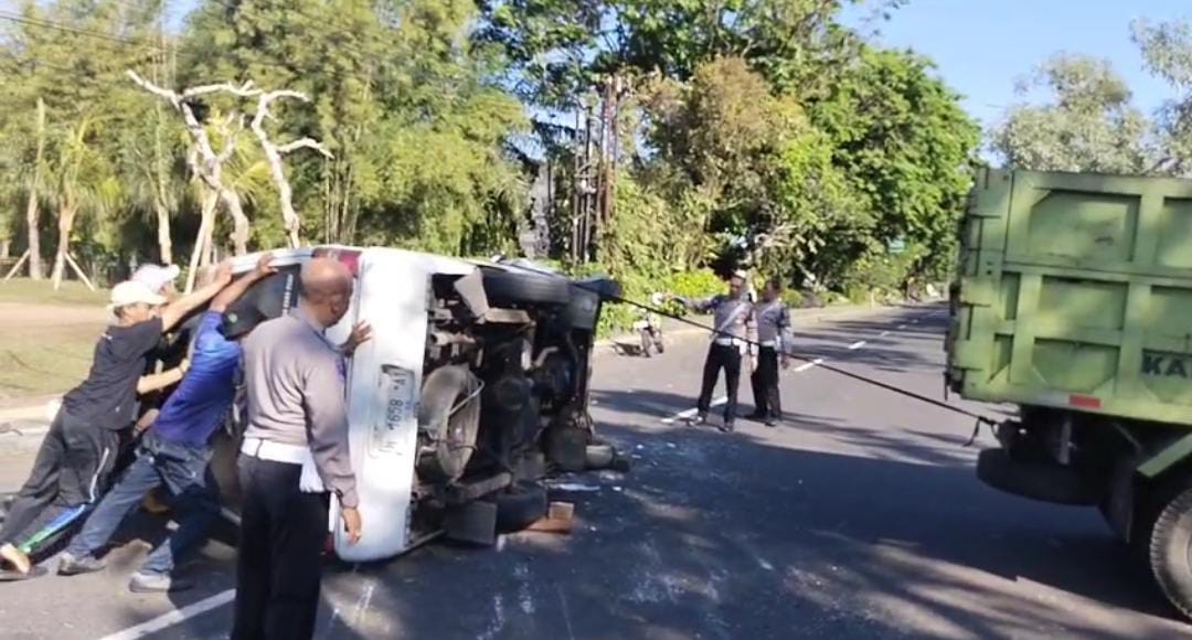 Kendaraan Mitsubishi L300 ST Wagon M 1658 AY usai alami kecelakaan tunggal di Jalan Raya Denpasar - Gilimanuk KM 93-94 Kelurahan Dauhwaru, Kecamatan Jembrana, Kabupaten Jembrana.