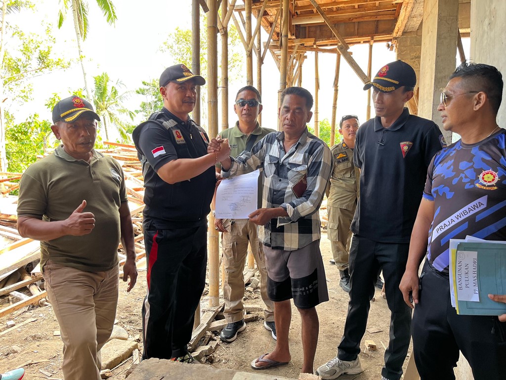 PEMBINAAN: Petugas Satpol PP Jembrana melaksanakan kegiatan pengawasan dan pembinaan terkait izin bangunan di Kecamatan Pekutatan, Kabupaten Jembrana.