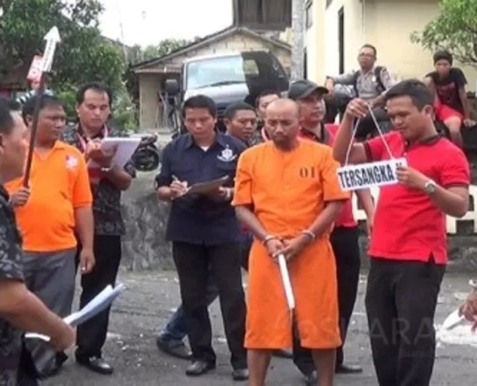 MANGKU LUWES: Rekonstruksi kasus pembunuhan yang menimpa I Wayan Luwes alias Mangku Luwes di Kintamani tahun 2016 silam.