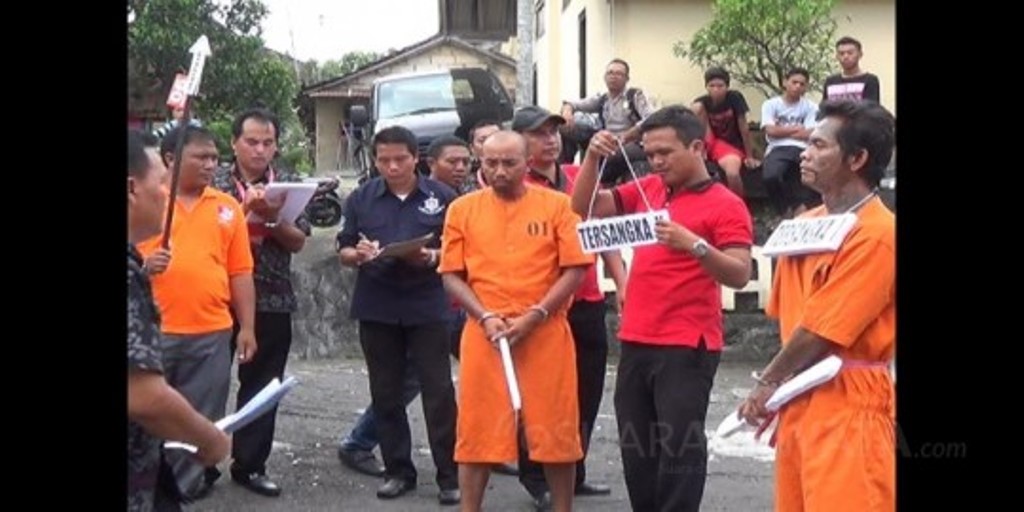 I Wayan Luwes alias Mangku Luwes saat rekonstruksi pembunuhan di Kintamani tahun 2016.