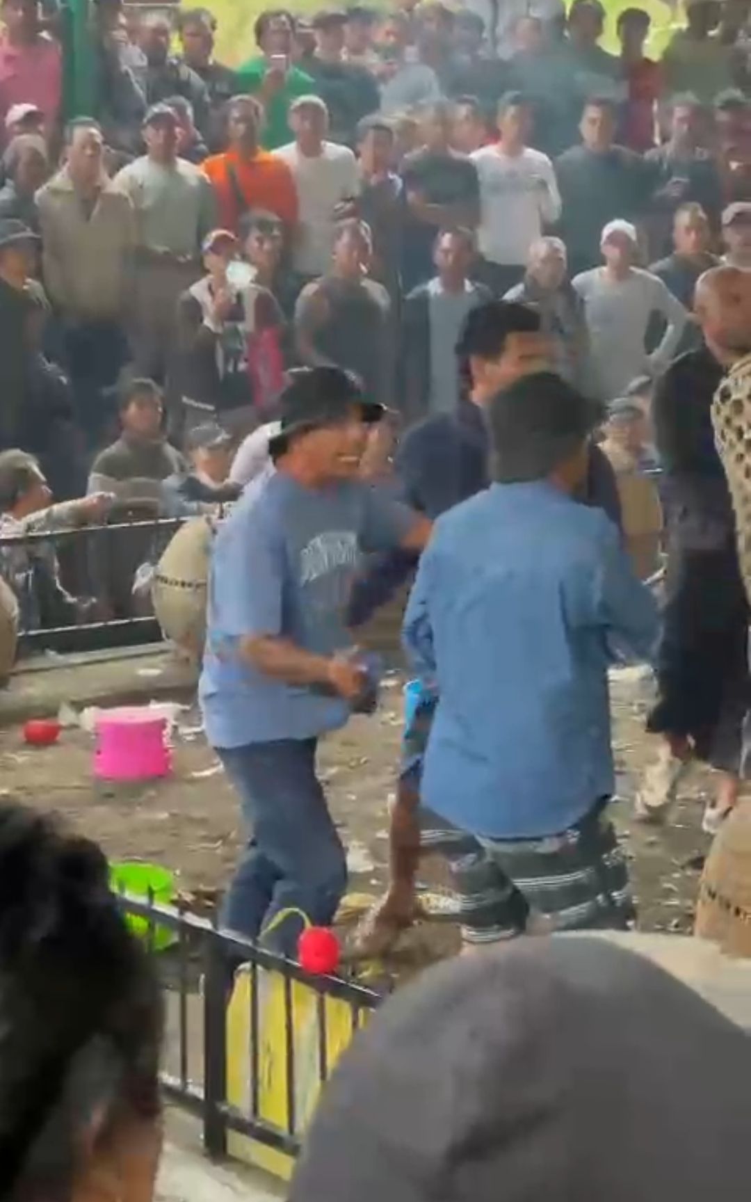 Tangkapan layar sosok diduga Mangku Luwes (baju kaos biru sebelah kiri) saat detik-detik keributan di arena sabung ayam. (Bali Express/Istimewa)