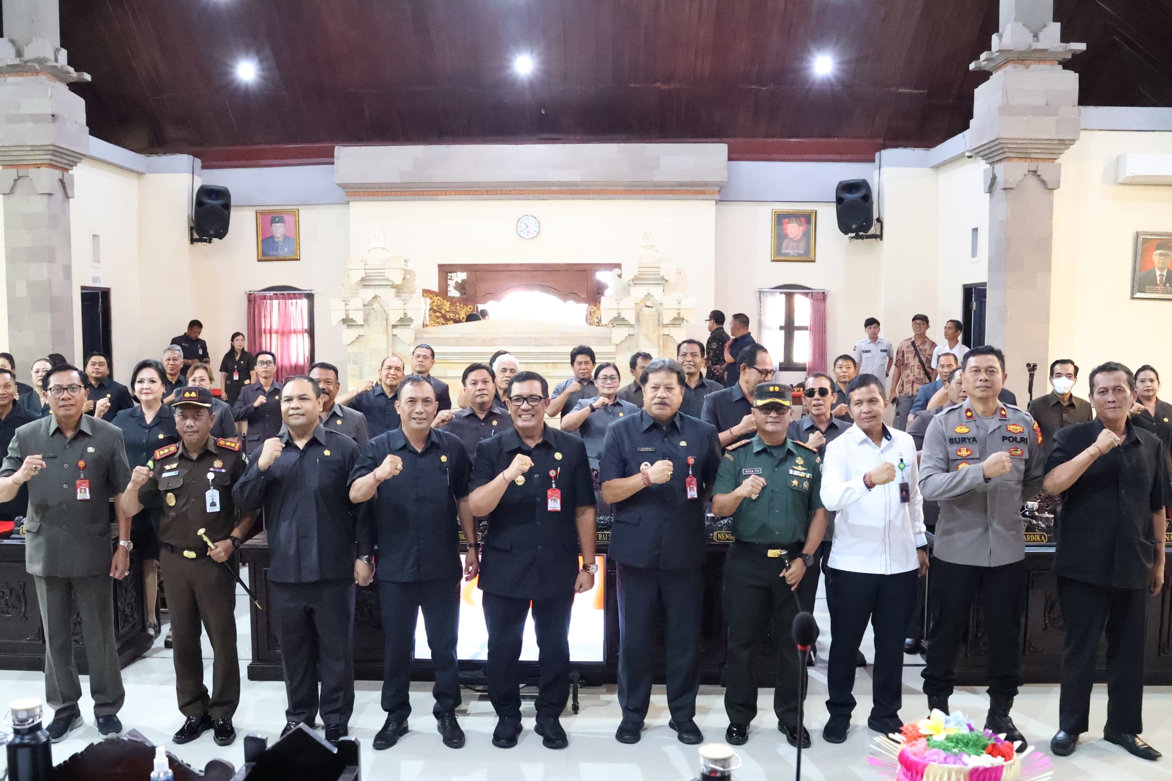 PARIPURNA: Rapat paripurna ke-10 DPRD Tabanan Masa Persidangan II Tahun Sidang 2025 untuk melakukan pembahasan empat Ranperda Senin (16/6).