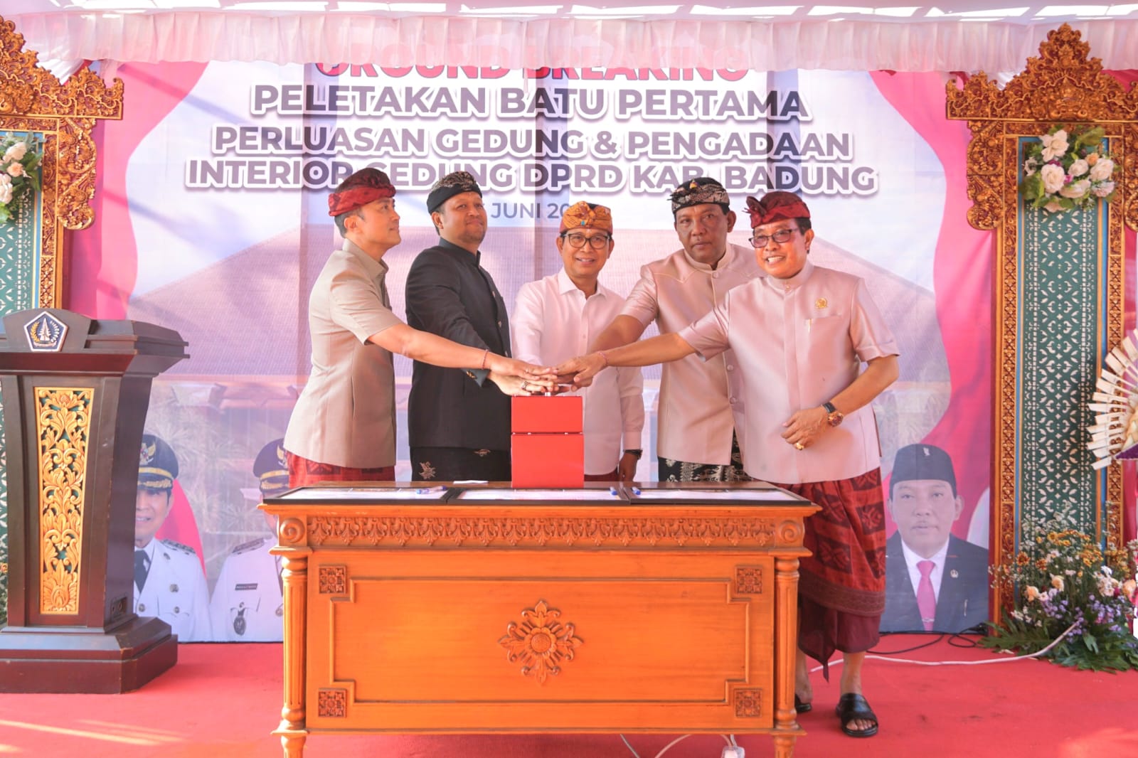 PEMBANGUNAN: Bupati Adi Arnawa saat groundbreaking pembangunan dan perluasan Gedung Kantor DPRD Kabupaten Badung, Senin (16/6).
