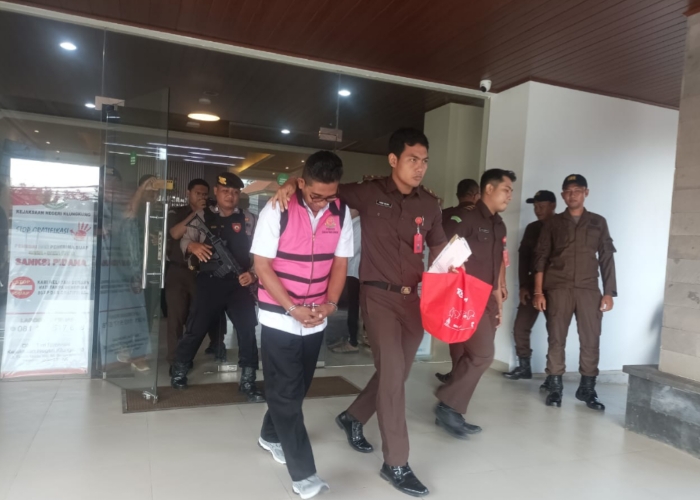 TAHAP 2 : Eks Kepala SMKN 1 Klungkung, IWS saat digiring menuju Rutan Kelas IIB Klungkung, Senin (16/6/2025).