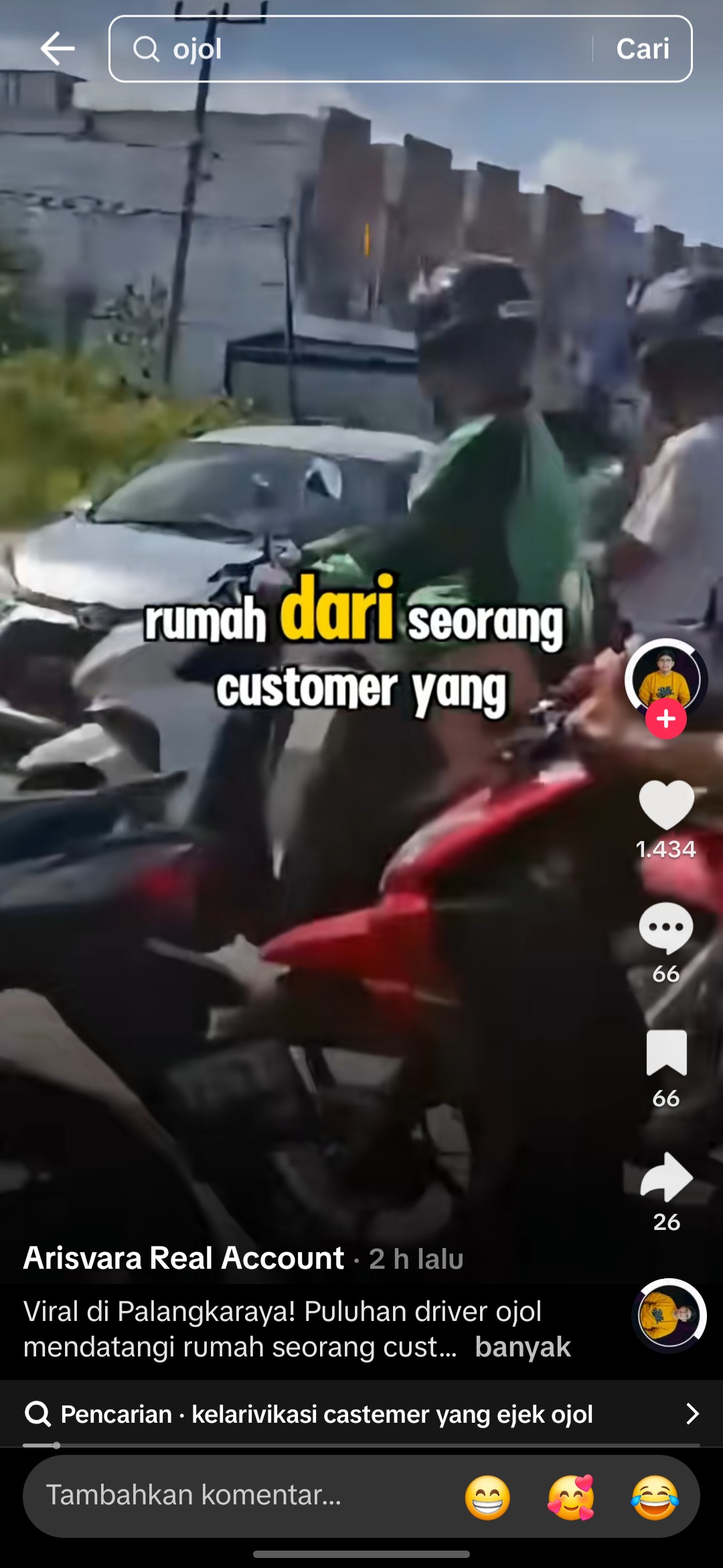 GERUDUK: Ratusan driver ojol  mendatangi rumah seorang pelanggan lantaran menghina profesi ojol.