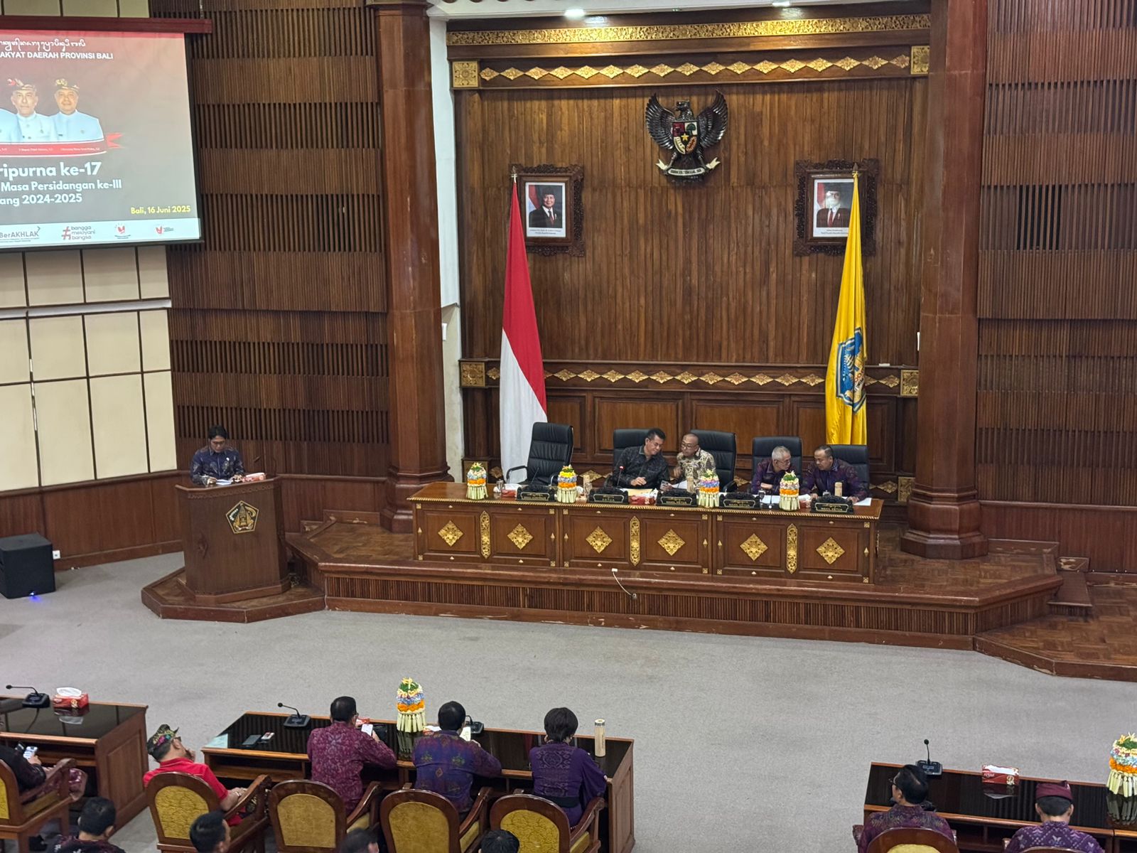 RAPAT: Rapat Paripurna ke-17 masa persidangan III tahun sidang 2024&ndash;2025, Senin (16/6), bertempat di Gedung Wiswa Sabha Uttama, Kantor Gubernur Bali